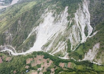 पहिरोले सिद्धिचरण लोकमार्गमा सास्ती