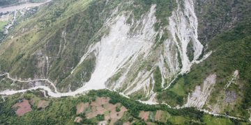 पहिरोले सिद्धिचरण लोकमार्गमा सास्ती