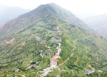 ओखलढुङ्गाको पलापु गाउँमा माकुराको जालोजस्तै जेलिएका सडक