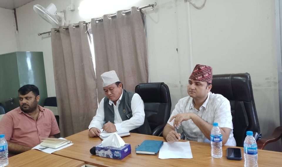 संखुवासभाका अलपत्र सडकमा मन्त्री आचार्यको ‘एक्सन’ : समयमै काम नभए ठेक्का तोड्ने चेतावनी