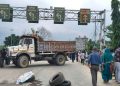 ट्रिपर सञ्चानलमा राेक लगाएपछि सडक अवरुद्ध