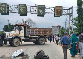 ट्रिपर सञ्चानलमा राेक लगाएपछि सडक अवरुद्ध