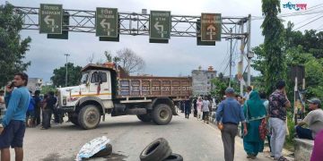 ट्रिपर सञ्चानलमा राेक लगाएपछि सडक अवरुद्ध